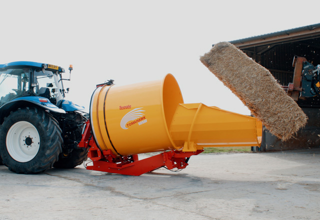 Ścielarka do słomy podczas pracy