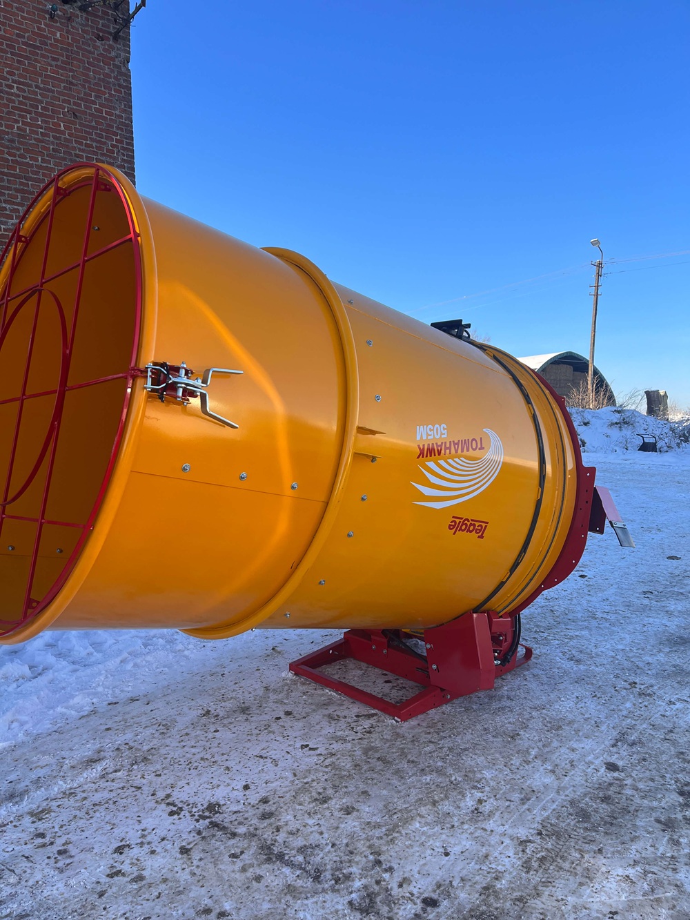 Maszyna rolnicza na śniegu zimą