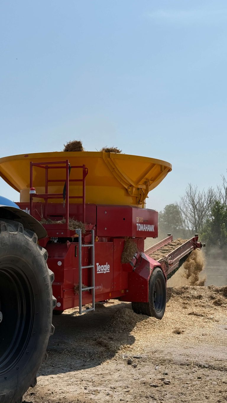 Sieczkarnia bębenowa podczas pracy w polu
